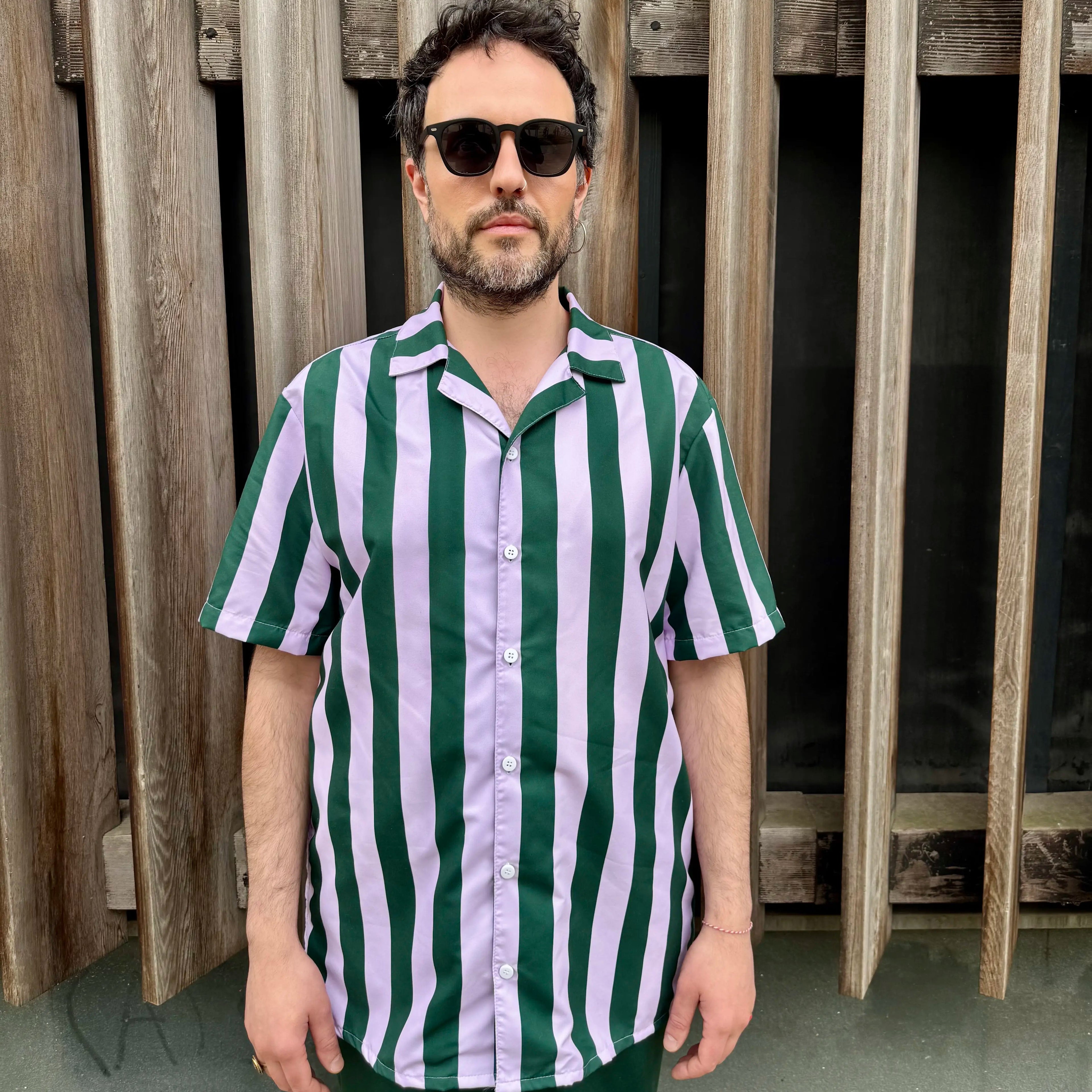 Model wearing La Vibrante shirt in abyss green