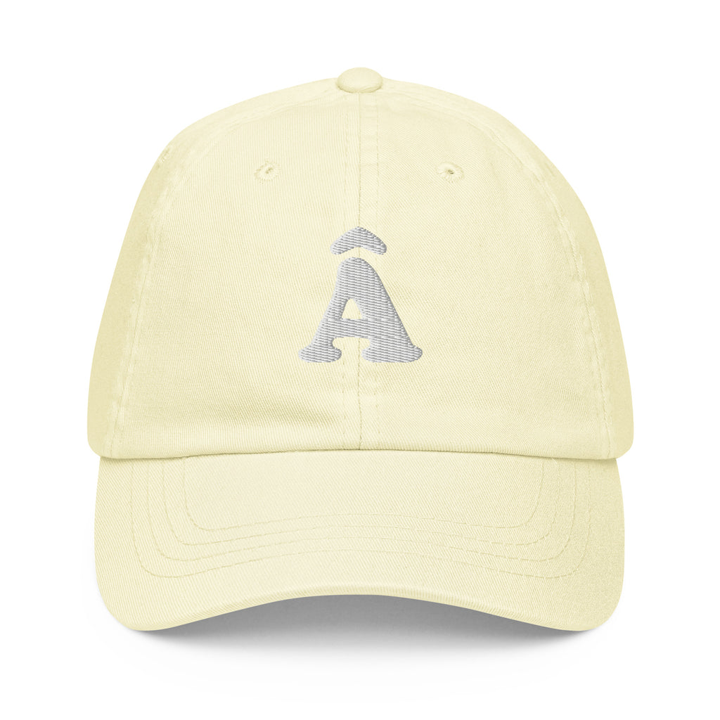 Front view of Le Â embroidered cap in soft yellow