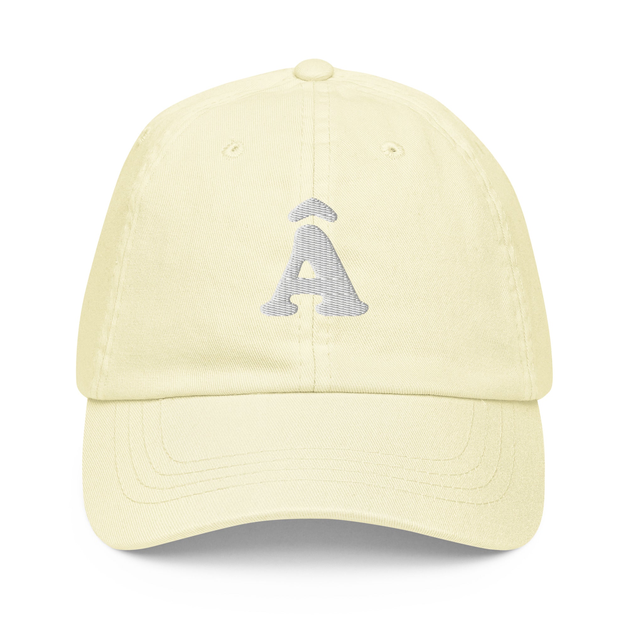 Front view of Le Â embroidered cap in soft yellow