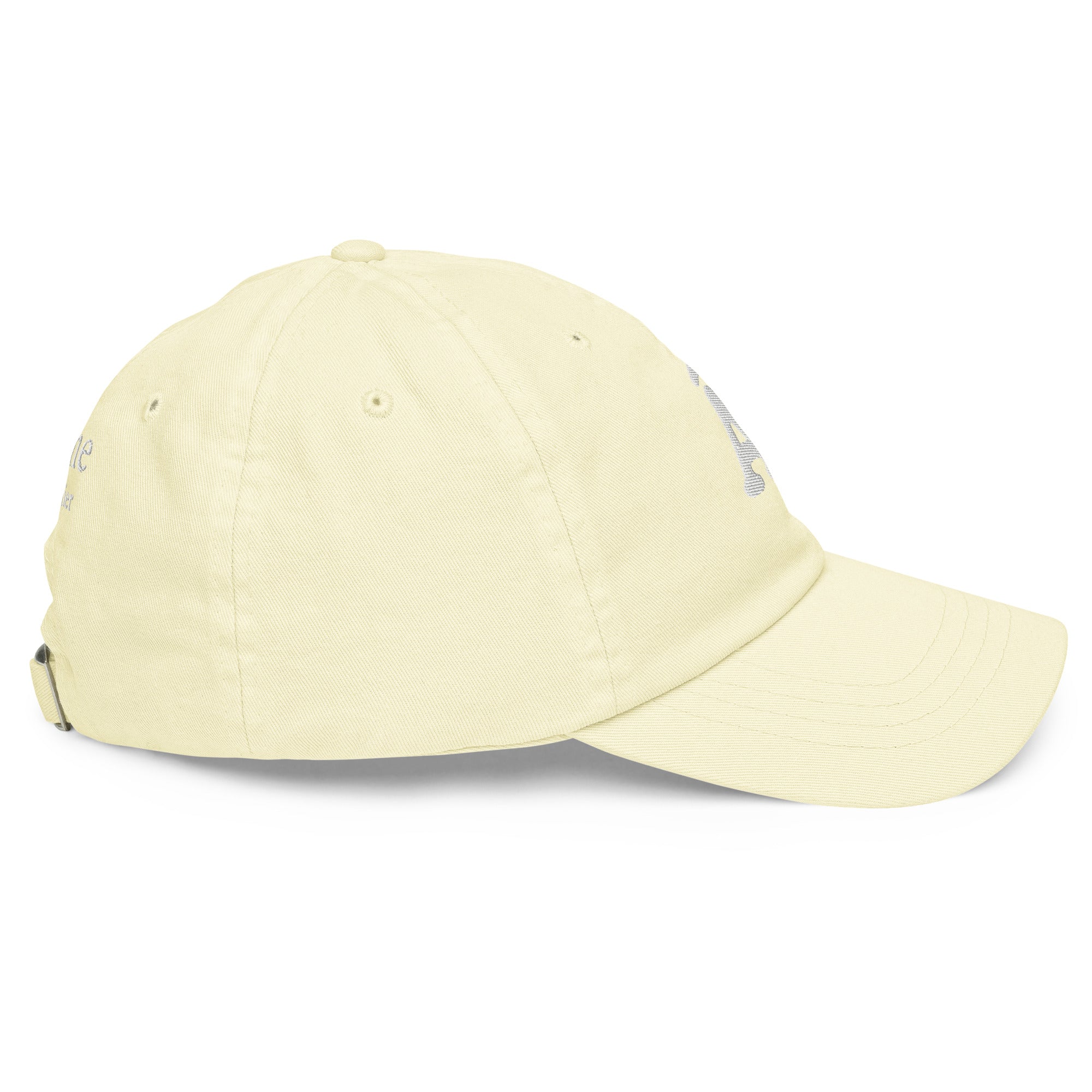 Side view of Le Â embroidered cap in soft yellow